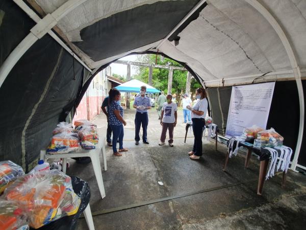 Doação de cestas alimentícias, kits de limpeza e Equipamentos de Proteção Individual, além de vacinação e doação de sangue, são algumas das atividades realizadas