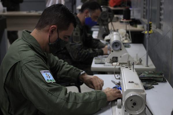 Objetivo foi intensificar os cuidados de prevenção à COVID-19, com a confecção de 290 máscaras ao efetivo do Esquadrão Logístico (ELOG), da Ala 5, em Campo Grande (MS)