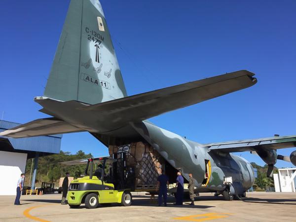 Ao todo, foram transportadas mais de 130.000 unidades de aventais, máscaras e toucas que serão utilizadas no combate ao novo coronavírus