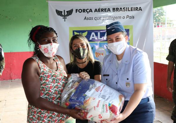 A entrega das cestas básicas beneficiou famílias de um projeto social, em Santa Cruz (RJ)