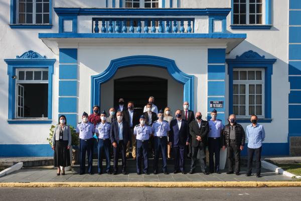 Tenente-Brigadeiro Bermudez visitou o Hospital de Campanha Guarujá e participou da entrega de refeições a caminhoneiros na rodovia SP-055