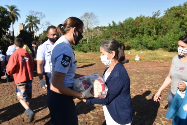  Militares do DTCEA-FI entregam cestas básicas e agasalhos em Foz do Iguaçu