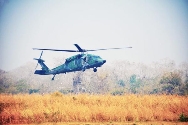 Helicóptero H-60L Black Hawk transportou homens para combater as chamas e militares que fiscalizam a área