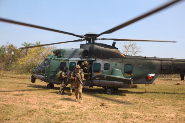 Além dos Operadores Especiais da FAB e da Marinha, o treinamento contou com a participação de 23 aeronaves em voo de pacote