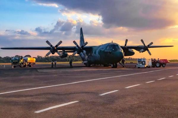 Aeronave C-130 Hércules, operada pelo Esquadrão Gordo, tem capacidade para transportar 12 mil litros de água