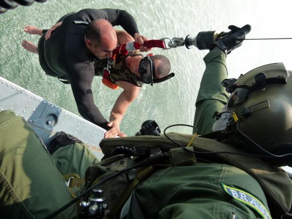 Manobra ocorre na Base Aérea de Santos, no litoral de São Paulo, e envolve mais de 40 militares, além da equipe de apoio

