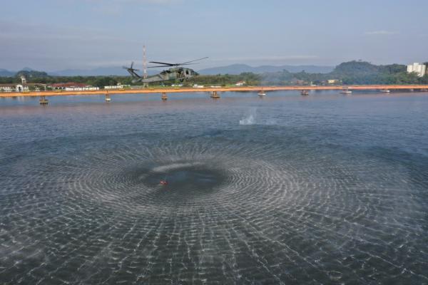 Esquadrão Pelicano e PARA-SAR realizam treinamento de içamento de vítimas em ambiente aquático na Base Aérea de Santos, no litoral paulista