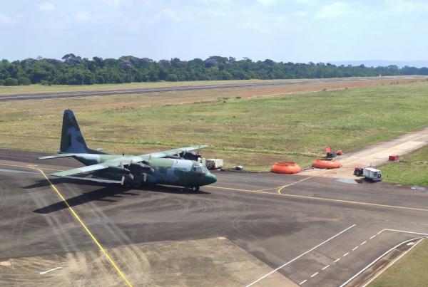 Aeronave C-130 Hércules e tripulantes do Esquadrão Gordo atuam na missão utilizando o sistema de combate a incêndio MAFFS (do inglês, Modular Airborne Fire Fighting System)