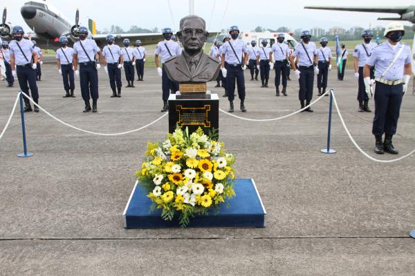 A solenidade, que celebrou os 124 anos de nascimento do Patrono da Força Aérea Brasileira, ocorreu na Base Aérea dos Afonsos