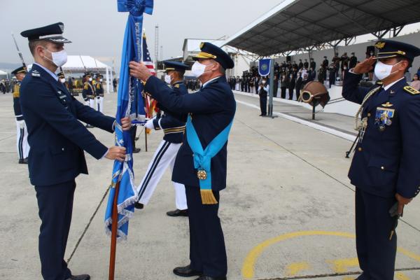 O estandarte da Força Aérea Brasileira (FAB) foi condecorado com a medalha `Reconocimiento Centenario Fuerza Aérea Ecuatoriana`