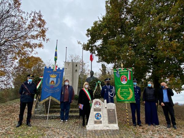 Adidância de Defesa e Aeronáutica do Brasil na Itália e Prefeitura da cidade italiana de Pianoro promovem cerimônia em homenagem ao Tenente John Richardson Cordeiro e Silva