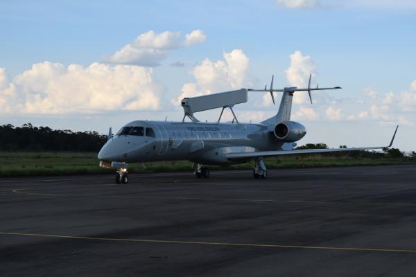 A aeronave decolou de Gavião Peixoto nesta quinta-feira (03) e pousou na Ala 2, em Anápolis (GO)