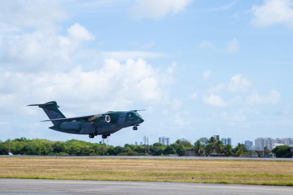 KC-390 Millennium e C-130 Hércules realizam transporte de insumos e tanques de oxigênio líquido