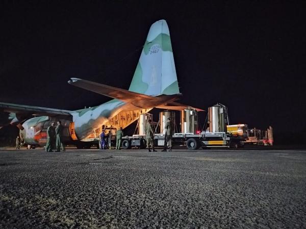 Aviões C-130 Hércules promoveram o transporte de tanques de oxigênio líquido na madrugada deste sábado (16). Outra aeronave KC-390 também foi empregada nesta data para transporte de insumos.