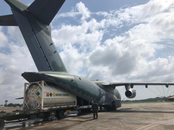 Aeronaves como KC-390 Millennium, C-130 Hércules, C-105 Amazonas, C-99 e outras estão envolvidas no transporte de insumos, equipamentos e pacientes 