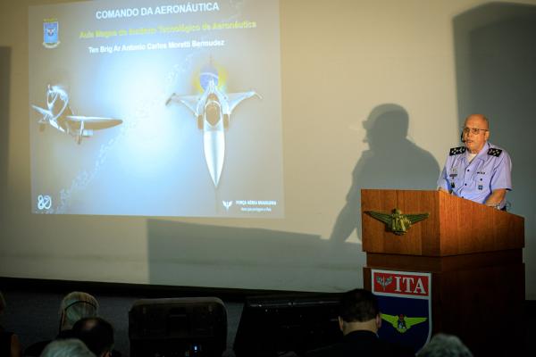 Tenente-Brigadeiro Bermudez apresentou aos alunos a conjuntura atual do Comando da Aeronáutica em seus 80 anos, os desafios e as perspectivas para o futuro