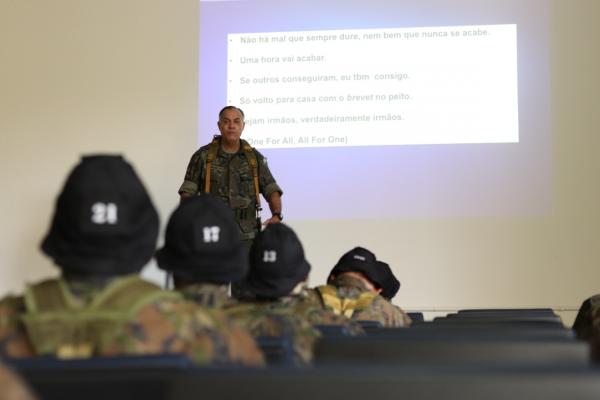 O curso, que está sendo realizado na Academia da Força Aérea (AFA), visa a capacitação de militares da Força Aérea Brasileira (FAB) para o cumprimento de missões de Operações Especiais