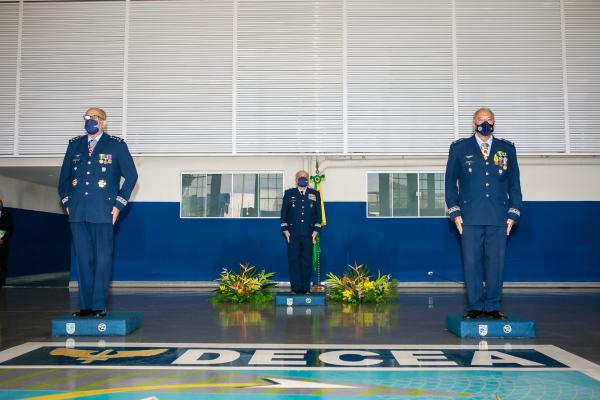 O Brigadeiro Walter recebeu o cargo do Major-Brigadeiro Miguel, que também se despediu do serviço ativo

