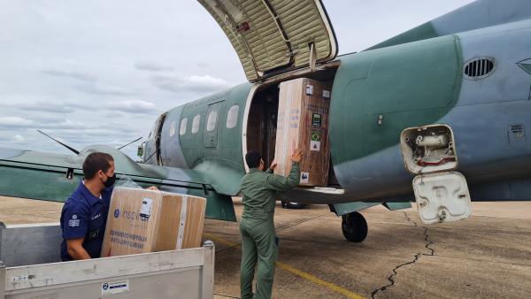 Aeronave C-95 Bandeirante do 5º ETA transportou 20 respiradores de Canoas para Santa Maria