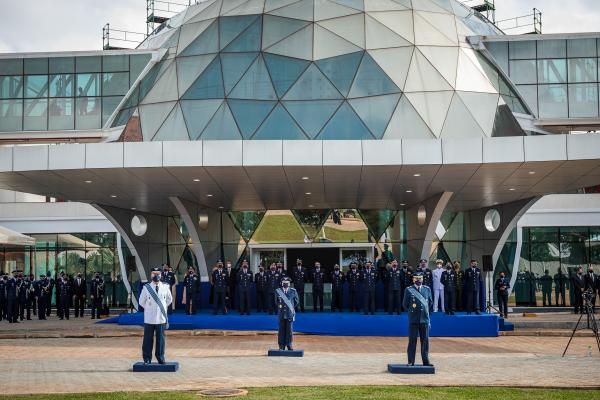 Na solenidade, realizada em Brasília (DF) nesta sexta-feira (09), o Tenente-Brigadeiro Domingues passou o cargo ao Tenente-Brigadeiro Almeida e foi homenageado ao se despedir do serviço ativo