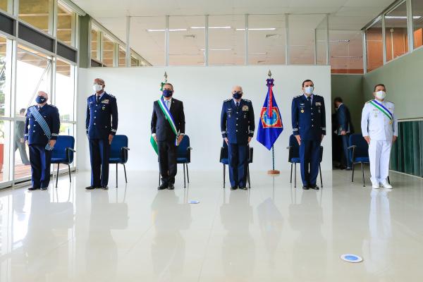 Tenente-Brigadeiro do Ar Luis Roberto do Carmo Lourenço recebeu o Comando da Escola Superior de Guerra do Almirante de Esquadra Wadmilson Borges de Aguiar