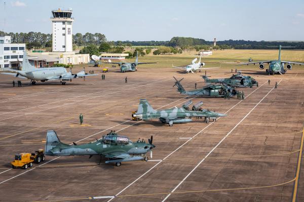 Cadetes do último ano da Academia da Força Aérea assistiram às palestras dos Esquadrões Aéreos e também visitaram as aeronaves das aviações de Caça, Transporte, Asas Rotativas e IVR (Inteligência, Vigilância e Reconhecimento)