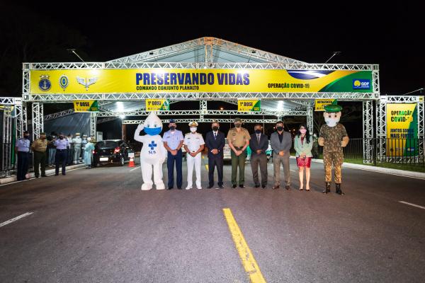 Sistema drive-thru, instalado pelo Comando Conjunto Planalto, está em operação na Praça dos Cristais, em Brasília (DF)