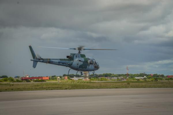 Os pilotos de helicóptero recém-formados na AFA iniciam a atividade aérea na aeronave H-50 Esquilo