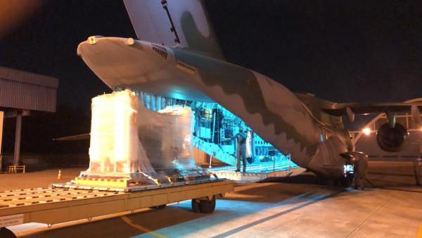 Equipamento foi transportado pela aeronave KC-390 Millennium na madrugada deste domingo (16)