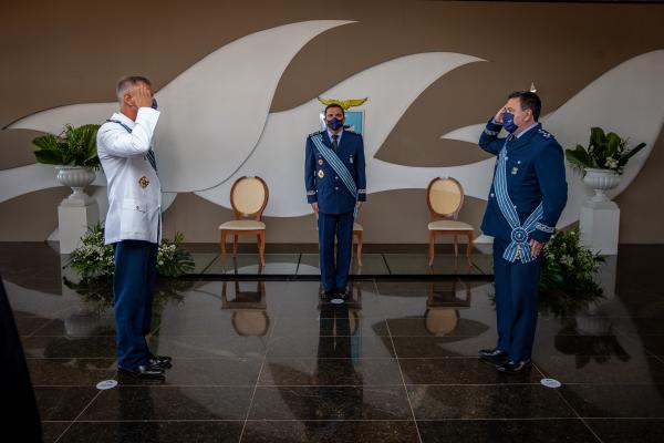 Na solenidade, realizada nesta sexta-feira (21), o Tenente-Brigadeiro Aguiar passou o cargo ao Tenente-Brigadeiro Almeida e foi homenageado ao se despedir do serviço ativo