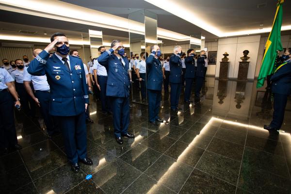 Militares completaram 40 anos de serviço ativo e receberam a Medalha de Ouro, com passador de platina