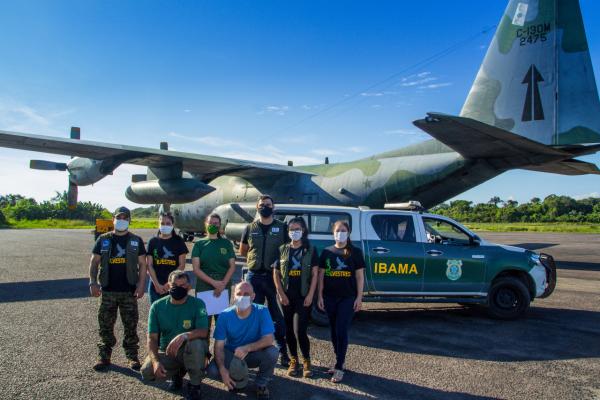 Em um C-130 Hércules, operado pelo Esquadrão Gordo, seis macacos e uma harpia foram levados para os cuidados do Instituto Onça Pintada em Goiás