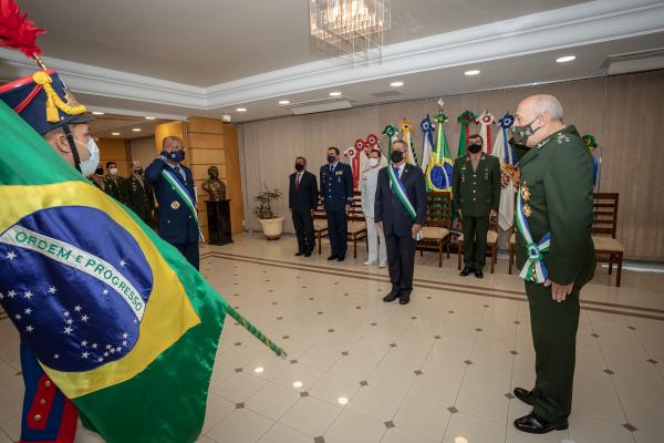 O Tenente-Brigadeiro Botelho, que se despedirá do serviço ativo da Força Aérea Brasileira (FAB), passou o cargo ao General de Exército Laerte de Souza Santos