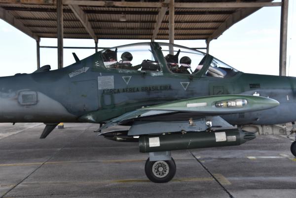 Durante dois meses, os futuros pilotos de caça da Força Aérea Brasileira (FAB) serão capacitados para operar a aeronave A-29 Super Tucano