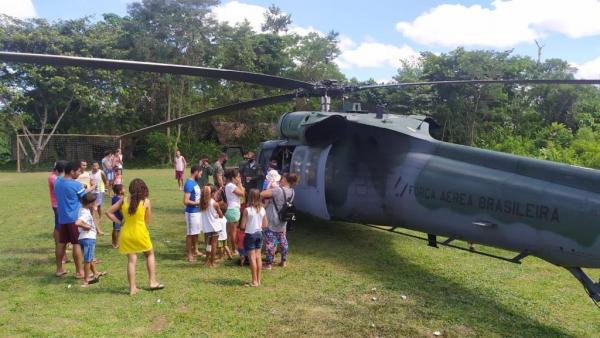 Militares, juntamente com representantes de órgão públicos, distribuíram e aplicaram vacinas para comunidades ribeirinhas