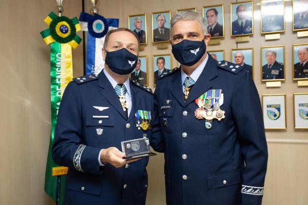 Na solenidade, o Major-Brigadeiro Mrad passou o cargo de Diretor de Ensino da Aeronáutica ao Major-Brigadeiro Sérgio Bastos