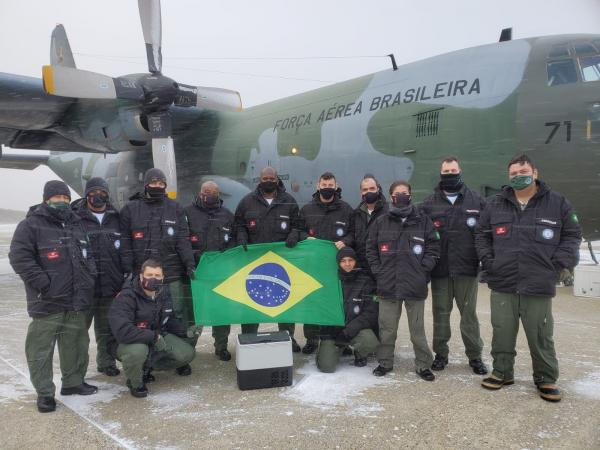 Carga foi entregue à Estação Antártica Comandante Ferraz (EACF), na Baía do Almirantado, que fica na ilha Rei George