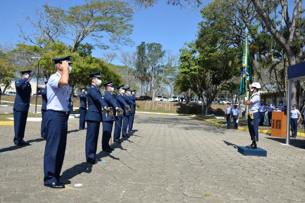 Na ocasião foram entregues medalhas de tempo de serviço e o livro feito em homenagem ao Jubileu de Ouro