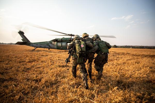 Aeronaves de diversas aviações integram conjunto de ações para o resgate de evasores em área de conflito