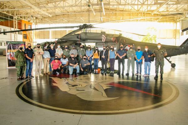 O Comandante do VII COMAR, Brigadeiro do Ar Luiz Guilherme da Silva Magarão, e outras autoridades receberam os visitantes no hangar do Esquadrão Harpia (7º/8º GAV)