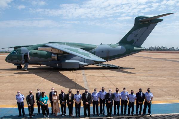 Deputados e uma senadora conheceram, nesta quinta-feira (30), o Centro de Operações Espaciais (COPE), a aeronave KC 390 Millennium e a réplica do F-39 Gripen