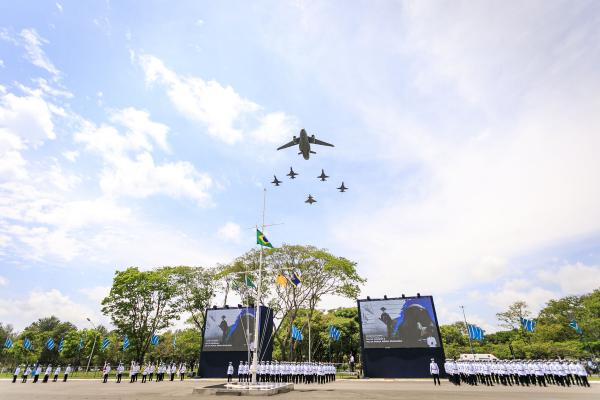 Evento reuniu autoridades civis e militares e contou com sobrevoos das aeronaves KC-390 Millennium, F-39 Gripen, F-5M e manobras da Esquadrilha da Fumaça