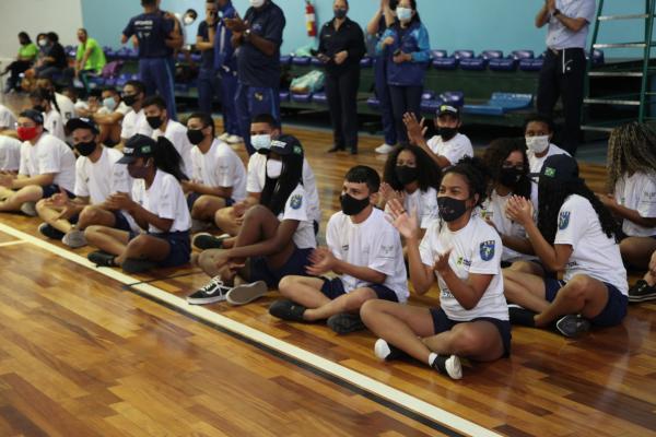 Os adolescentes foram recebidos pela equipe do Programa Forças no Esporte dos Afonsos e atletas de alto rendimento da Força Aérea Brasileira 