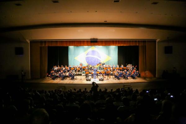 A noite também marcou a última apresentação da Banda sob a regência do Capitão Músico Luiz Carlos Santos da Rosa, que se despediu do grupo após 46 anos de Força Aérea Brasileira