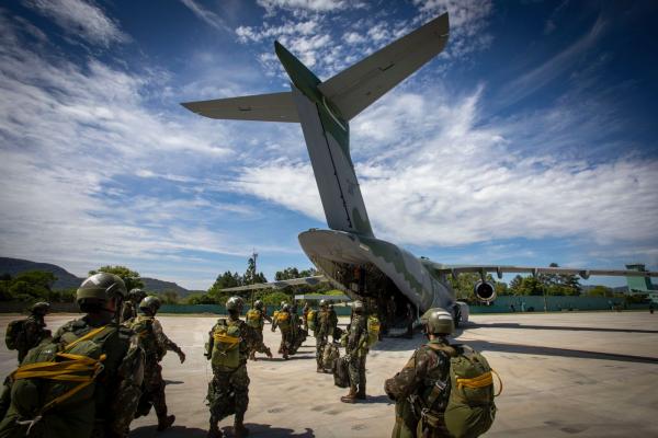Militares das Forças Armadas cumpriram missão de Assalto Aeroterrestre a partir das aeronaves KC-390 Millennium, C-130 Hércules e C-105 Amazonas, no Rio Grande do Sul