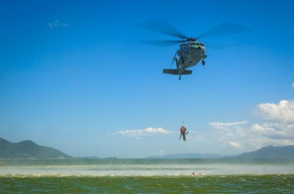 Os registros de incidentes aeronáuticos ocorrem por meio dos órgãos de controle; sinais de balizas de emergências; ou telefonemas