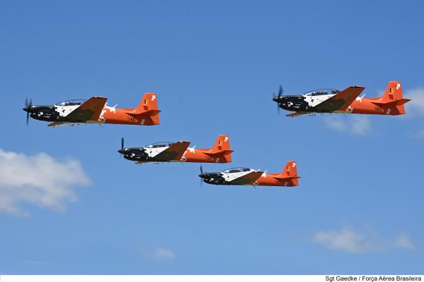 Antes do tradicional banho de batismo dos aviões, o Comandante da Aeronáutica pilotou uma das aeronaves, de Guarulhos (SP) até Pirassununga (SP), na AFA, onde o T-27M será empregado para voos de instrução