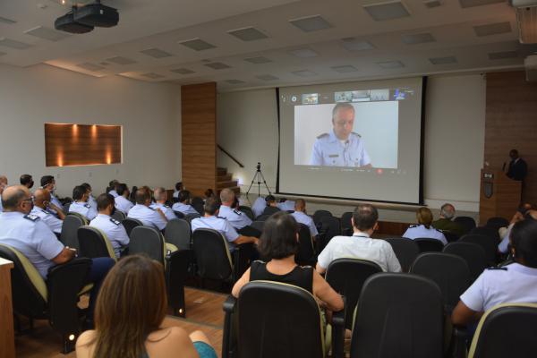 A solenidade foi realizada em formato de videoconferência com os formandos reunidos em cada localidade de suas respectivas organizações militares