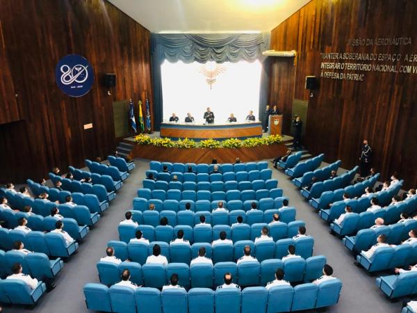 A Cerimônia de Encerramento do Segundo Curso de Aperfeiçoamento de Oficiais da Aeronáutica (CAP-2) de 2021 foi realizada, nessa sexta-feira (10), no campus da Universidade da Força Aérea (UNIFA), no Rio de Janeiro (RJ)
