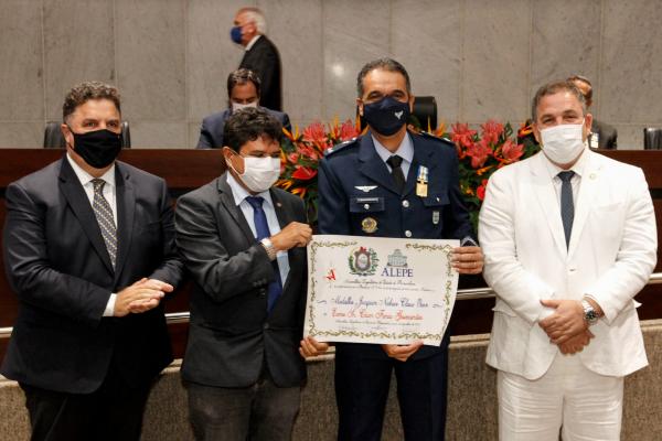 Brigadeiro Cesar recebeu a Medalha Joaquim Nabuco, Classe Ouro, pelo exercício do cargo à frente da Guarnição de Aeronáutica de Recife (GUARNAE-RF)